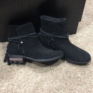Never worn Sorel black suede boots